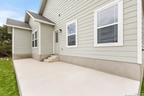 a view of an house with backyard