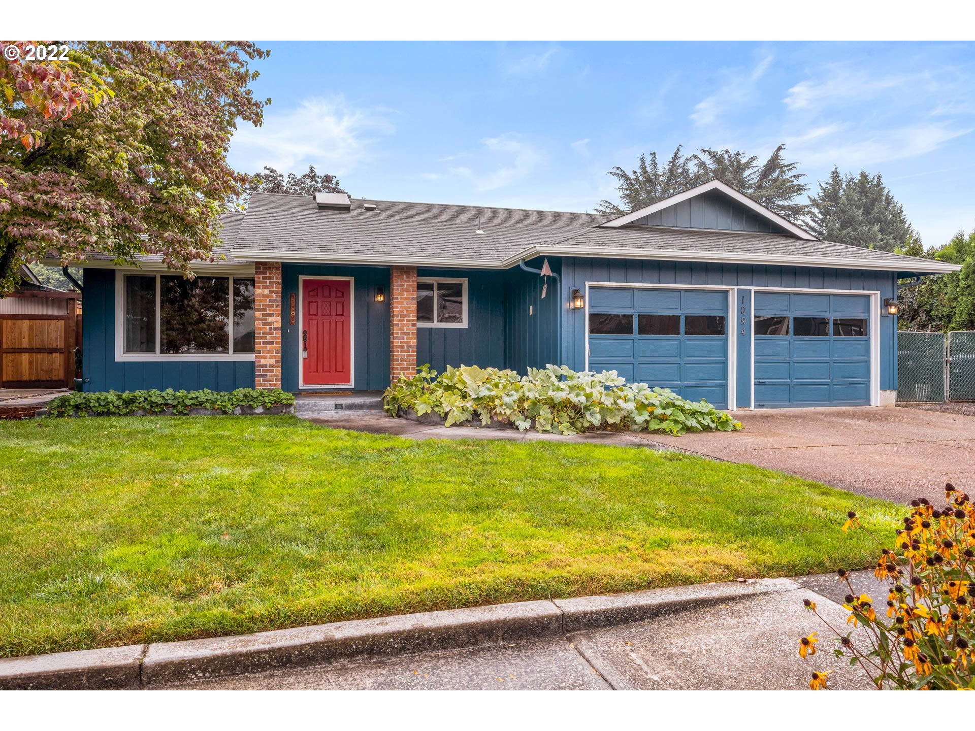 1094 Island Street Springfield, OR 97477 - Photo 1 of 31 a front view of a house with a yard
