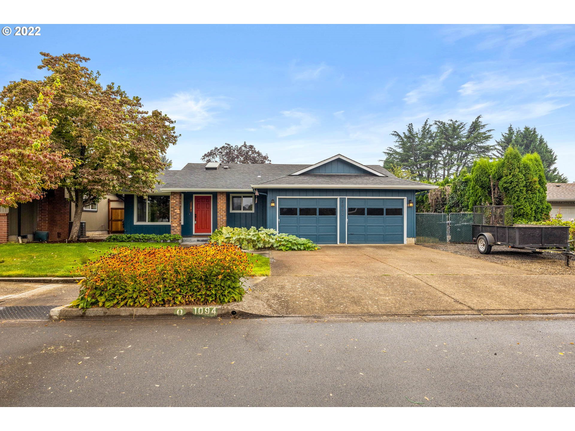 1094 Island Street Springfield, OR 97477 - Photo 31 of 31 a front view of a house with a garden