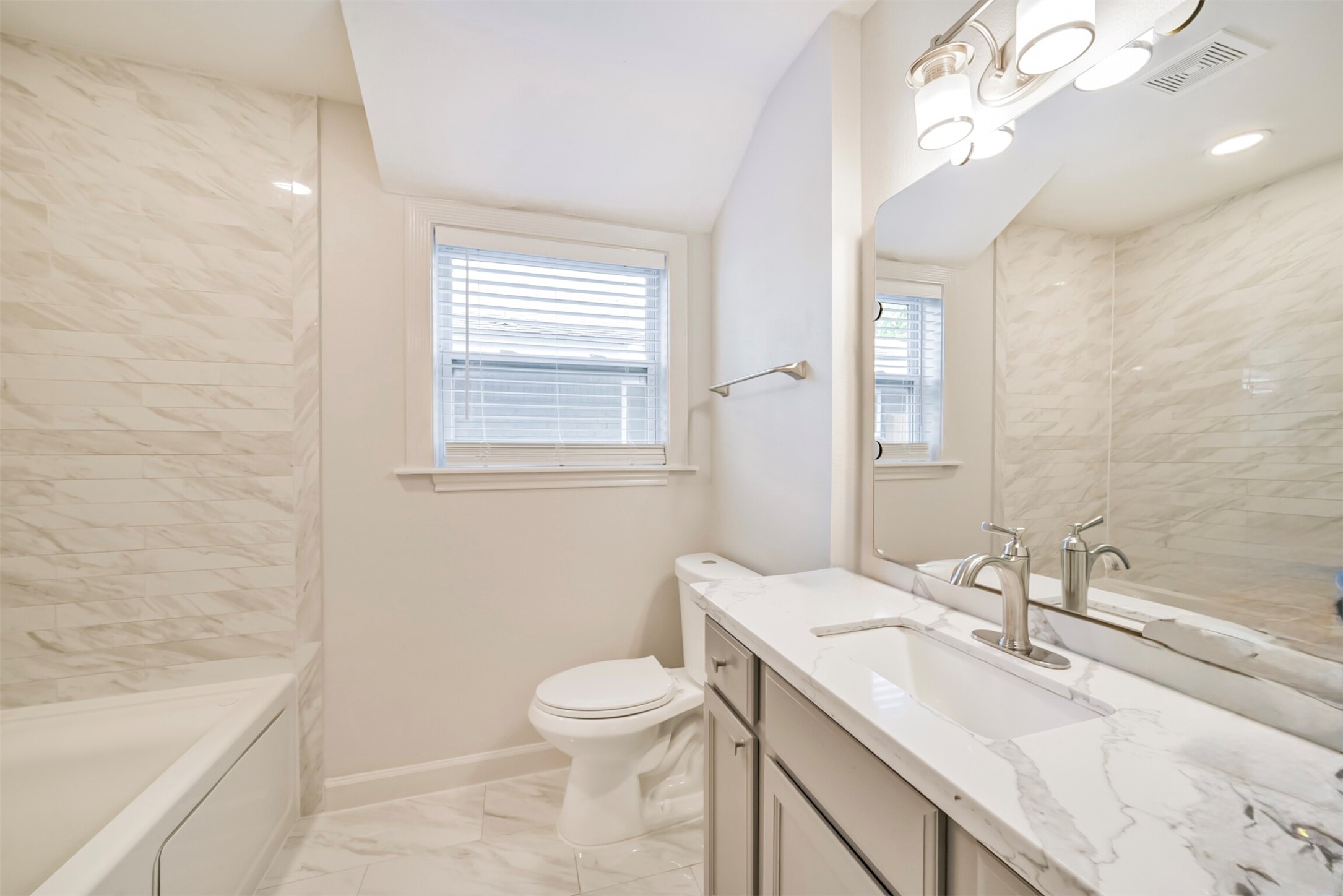 3319 Springrock Lane Houston, TX 77080 - Photo 16 of 38 Primary bathroom with Jacuzzi Jets
