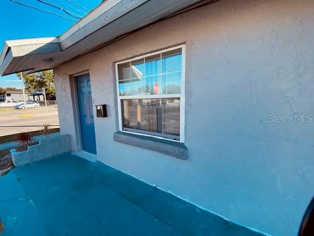 a view of livingroom with furniture