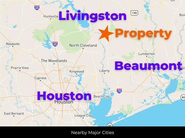 a view of a back yard of the house and green space