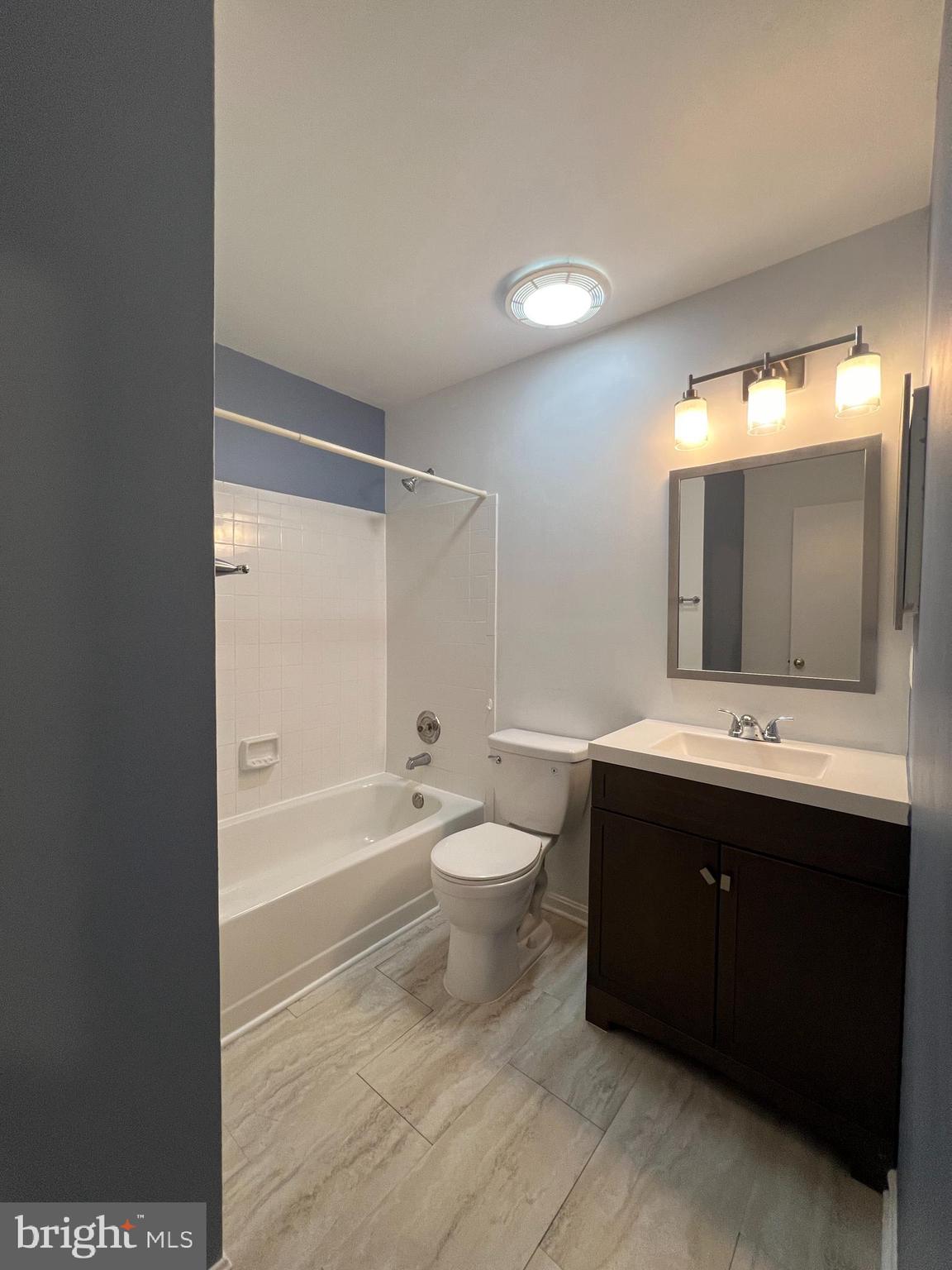 10287 Latney Road Fairfax, VA 22032 - Photo 17 of 26 a bathroom with a double vanity sink mirror and bathtub