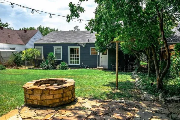 a view of a house with backyard