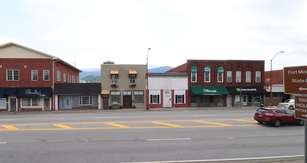 114 North 3rd Avenue Chatsworth, GA 30705 - Photo 2 of 59 a view of a building and a street
