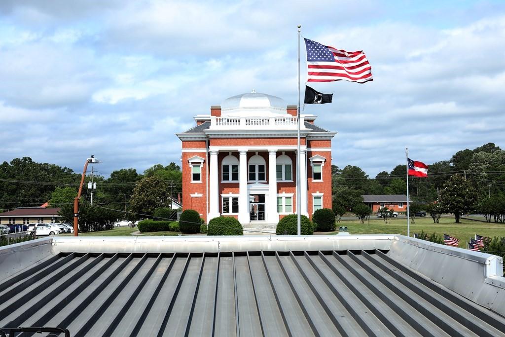 114 North 3rd Avenue Chatsworth, GA 30705 - Photo 3 of 59 a view of a house with sitting area and a yard