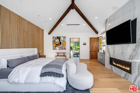 $6,495,000 | 18762 Wells Drive, Tarzana, CA 91356