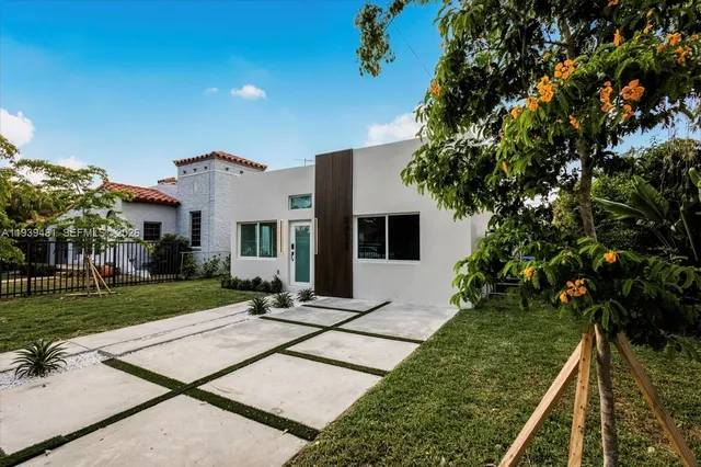 a view of a house with a backyard