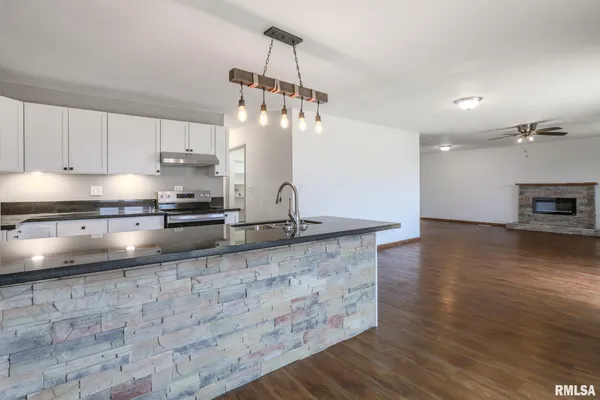 $265,000 | 17308 North Ivy Lane, Chillicothe, IL 61523