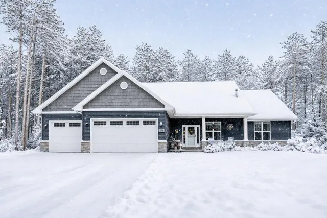 $619,900 | 878 Maple Leaf Trail, Sobieski, WI 54171