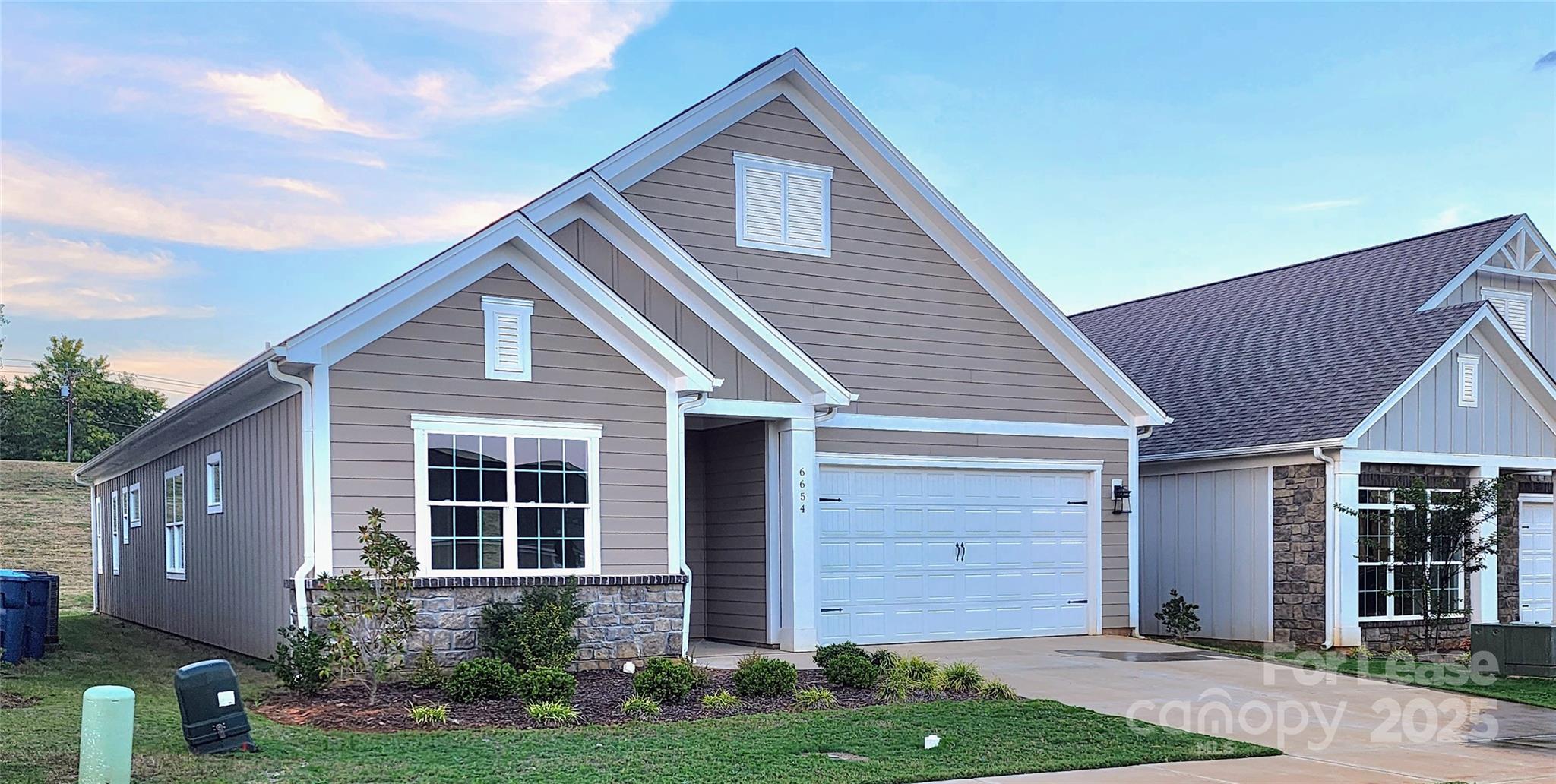 a view of a house with yard and plants