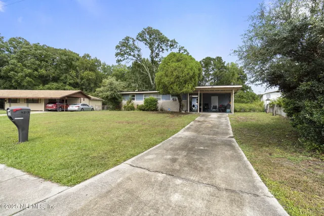 a view of a house with backyard and porch