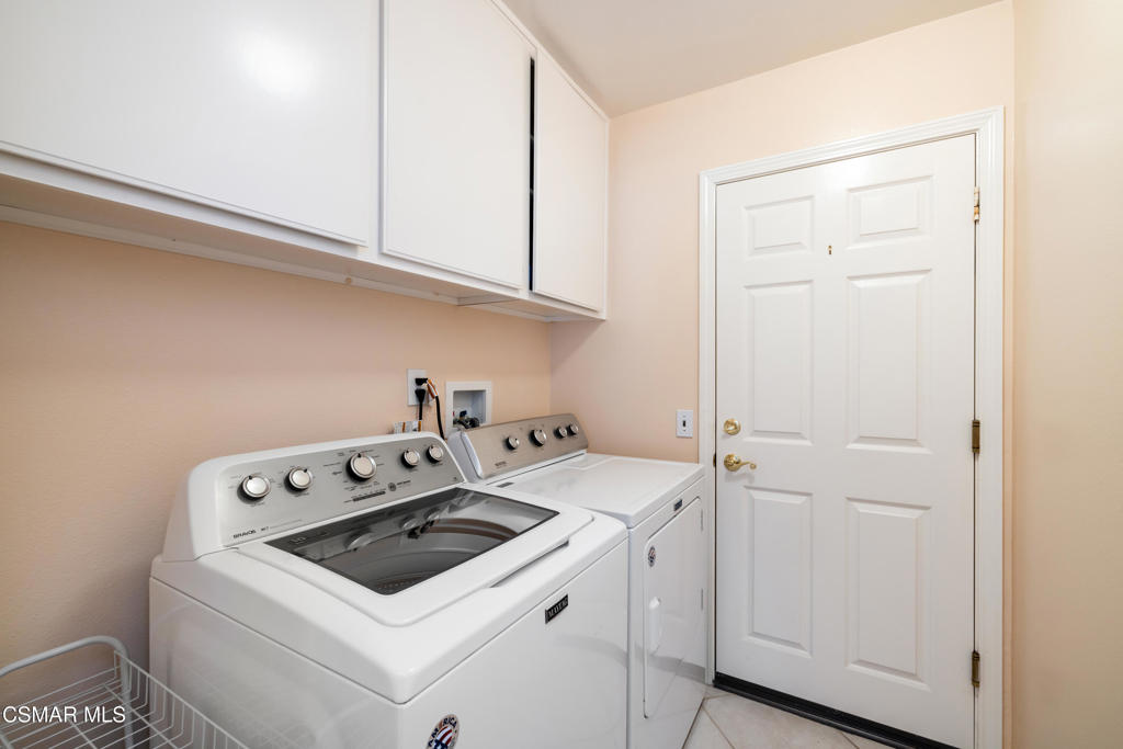5657 Pansy Street Simi Valley, CA 93063 - Photo 18 of 32 a utility room with dryer and washer