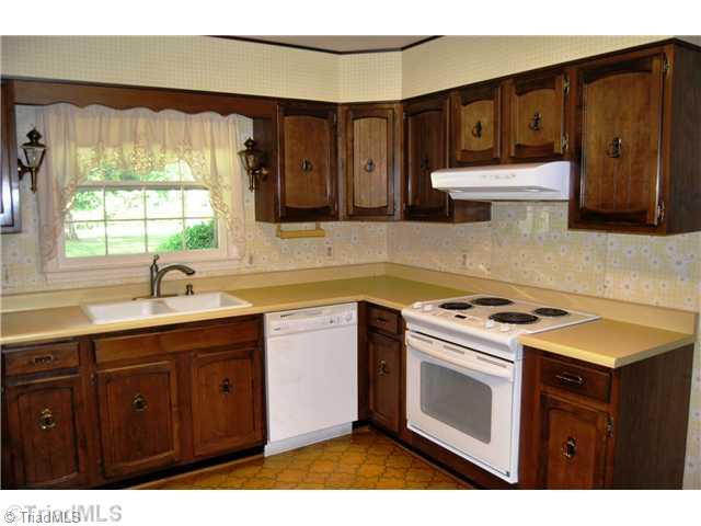 7976 Idols Road Clemmons, NC 27012 - Photo 4 of 14 Kitchen.