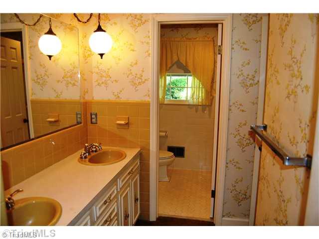 7976 Idols Road Clemmons, NC 27012 - Photo 7 of 14 Bath.
