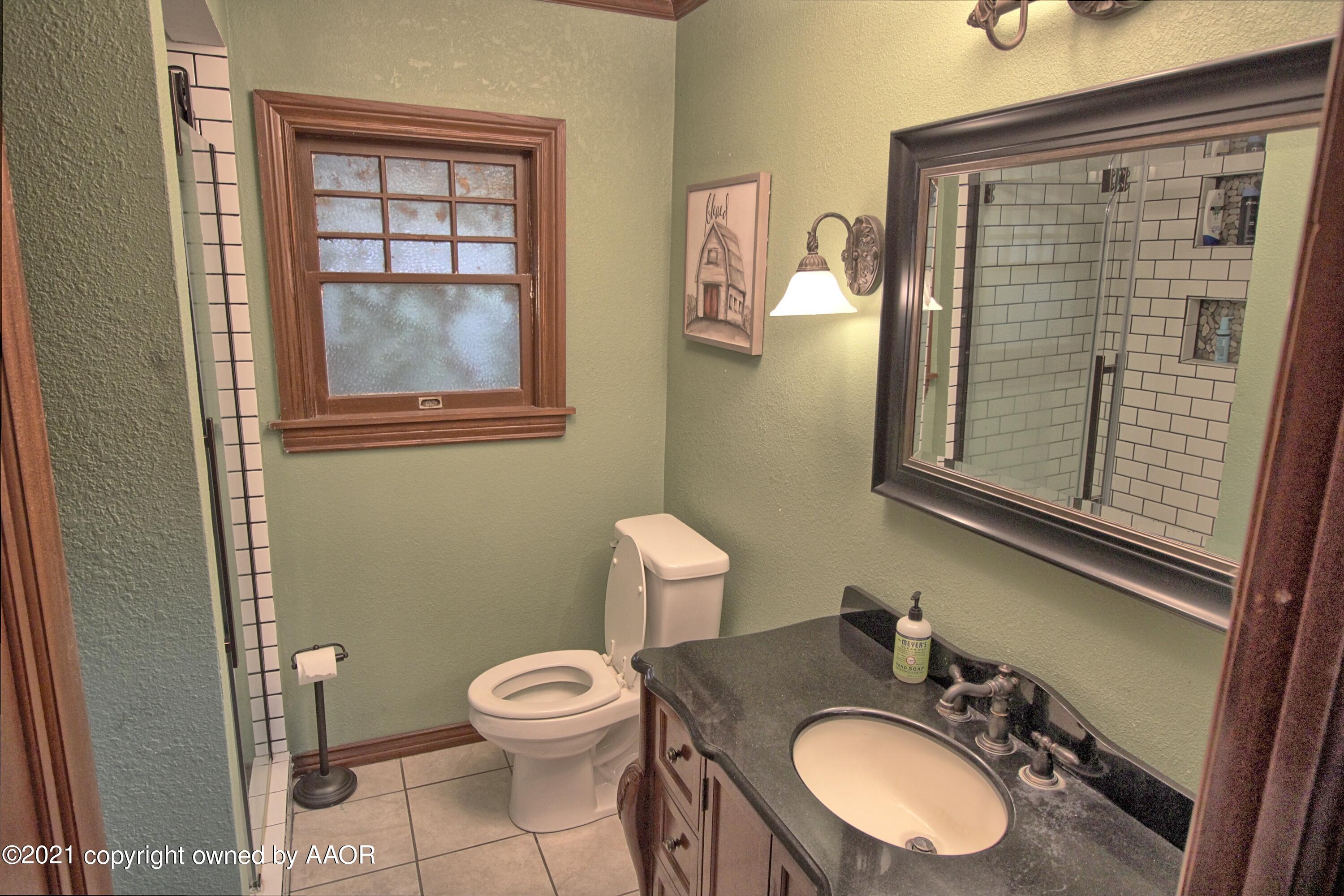 402 South Colgate Street Perryton, TX 79070 - Photo 11 of 24 402 guest bath