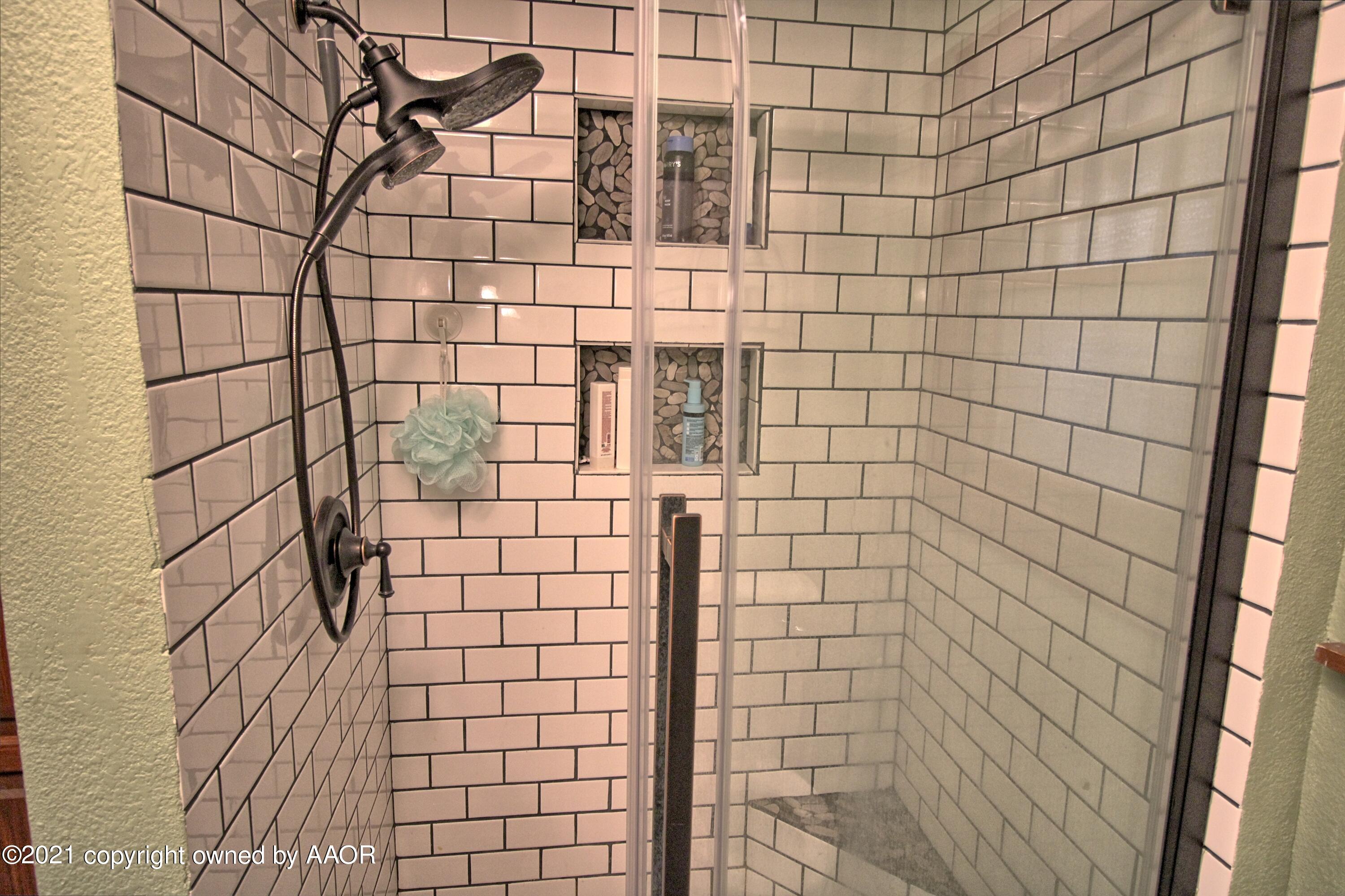 402 South Colgate Street Perryton, TX 79070 - Photo 12 of 24 402 guest shower
