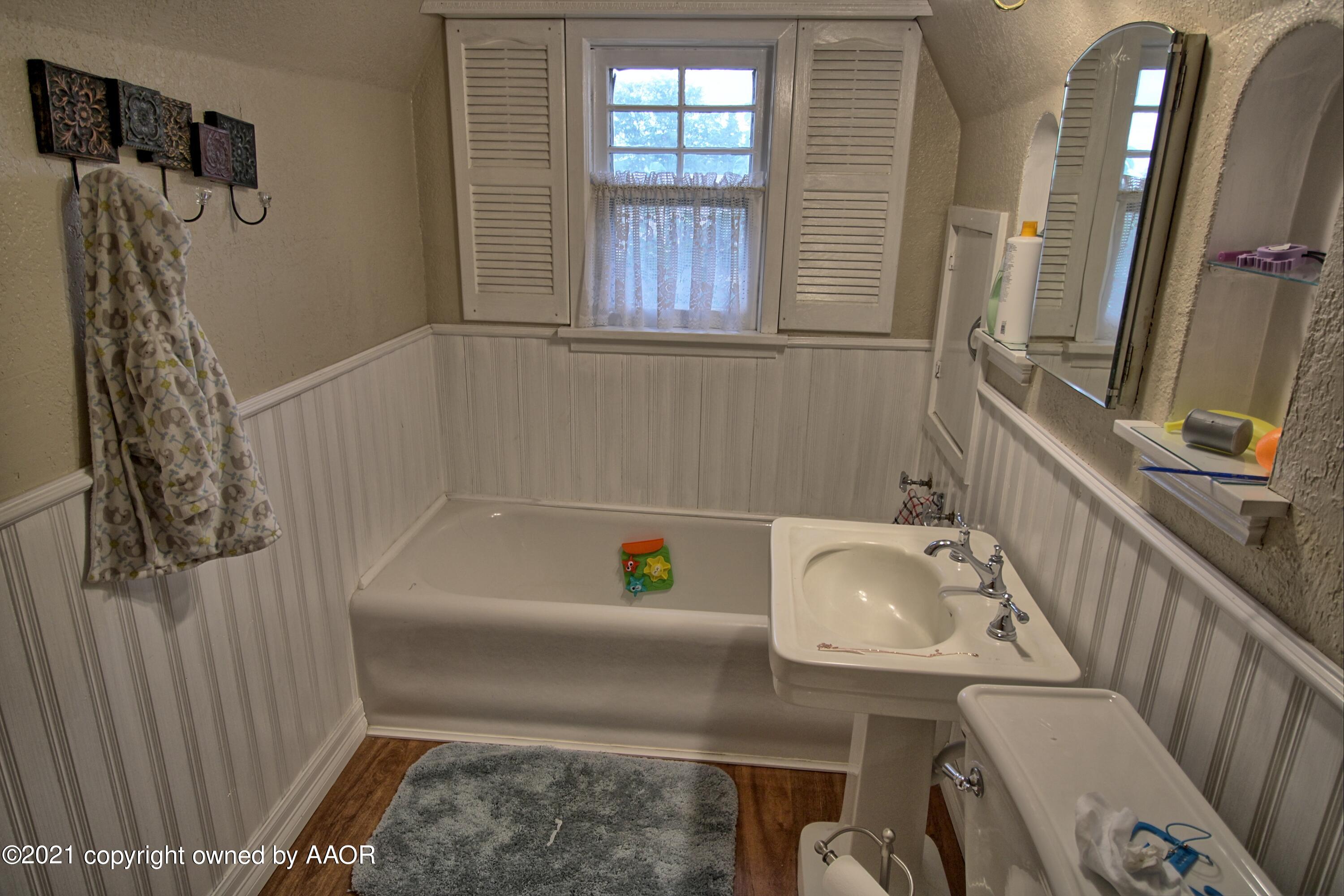 402 South Colgate Street Perryton, TX 79070 - Photo 14 of 24 402 bath 2