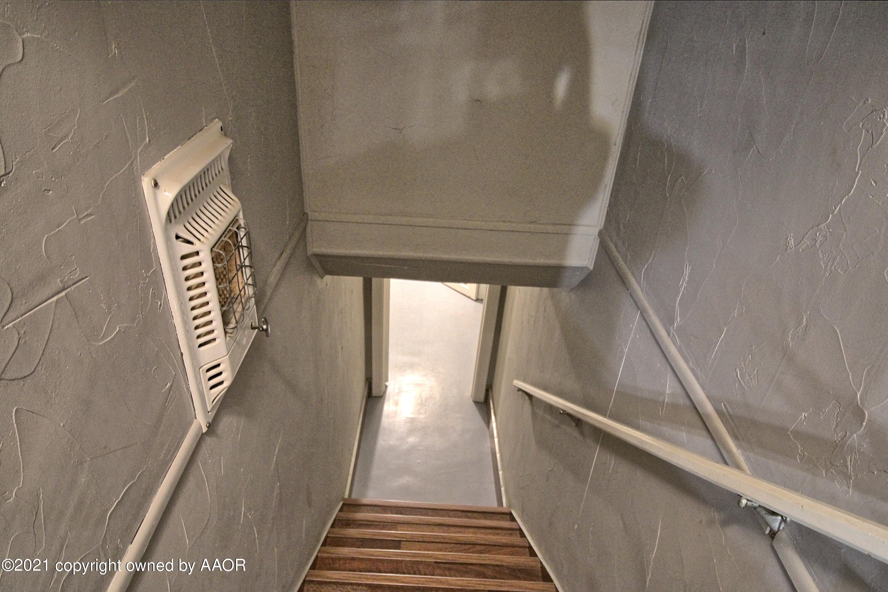 402 South Colgate Street Perryton, TX 79070 - Photo 16 of 24 402 stairwell