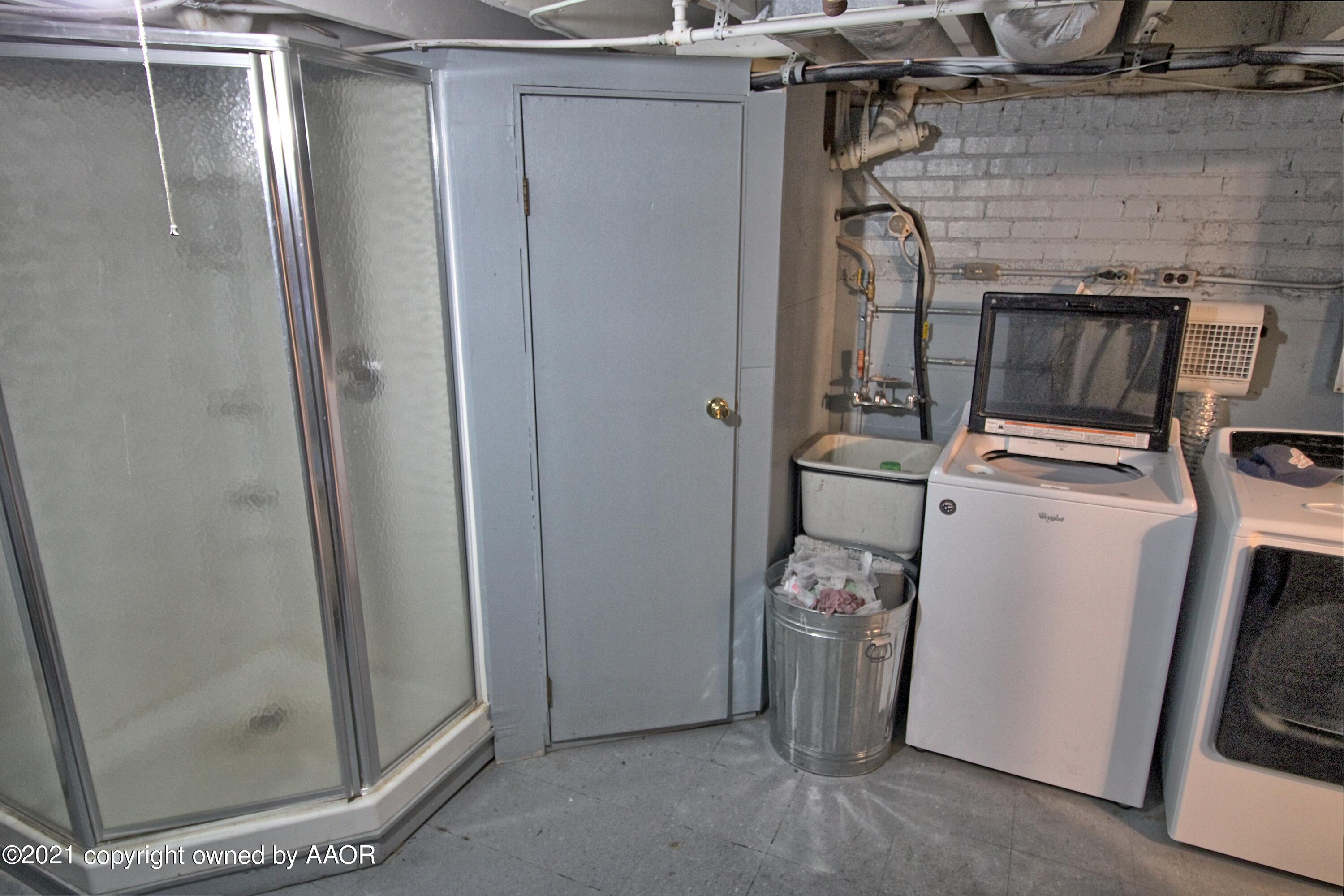 402 South Colgate Street Perryton, TX 79070 - Photo 17 of 24 402 laundry room