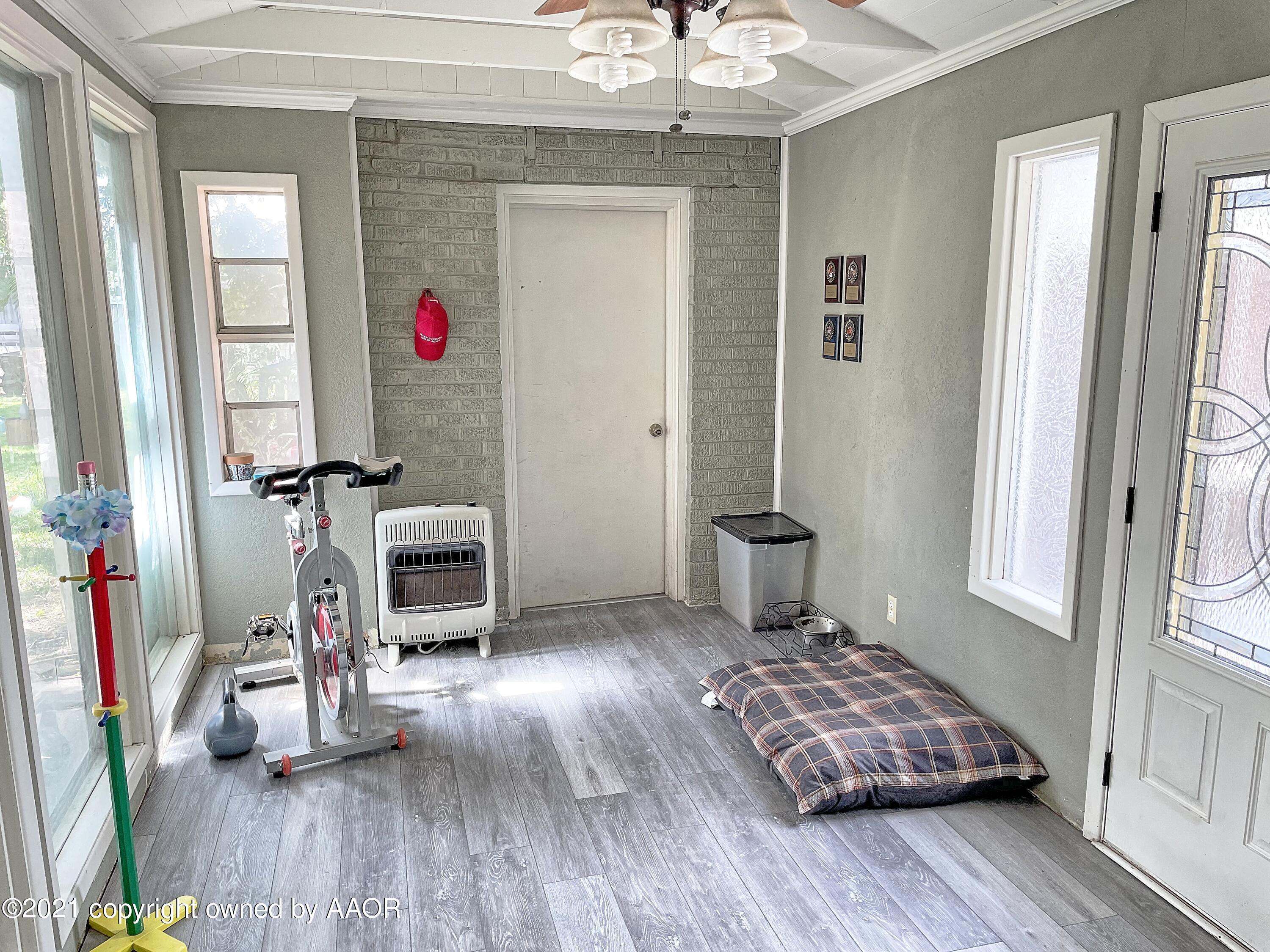 402 South Colgate Street Perryton, TX 79070 - Photo 20 of 24 402 breezeway