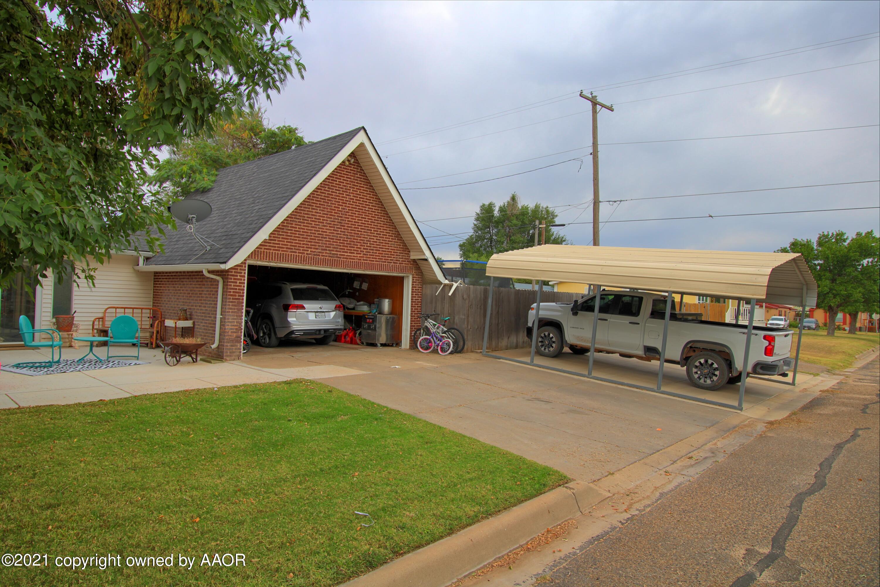 402 South Colgate Street Perryton, TX 79070 - Photo 21 of 24 402 garage