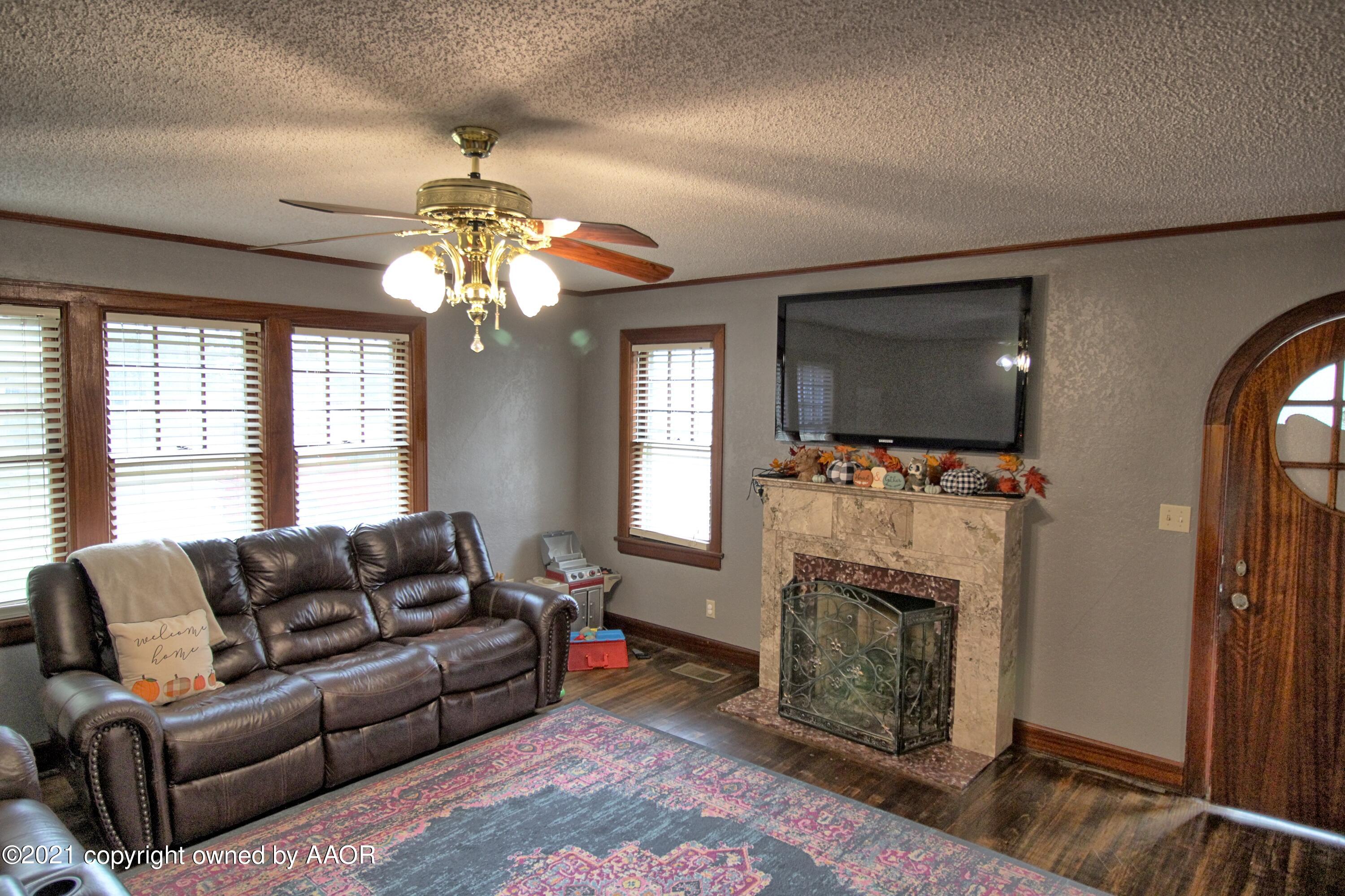 402 South Colgate Street Perryton, TX 79070 - Photo 4 of 24 402 living 2