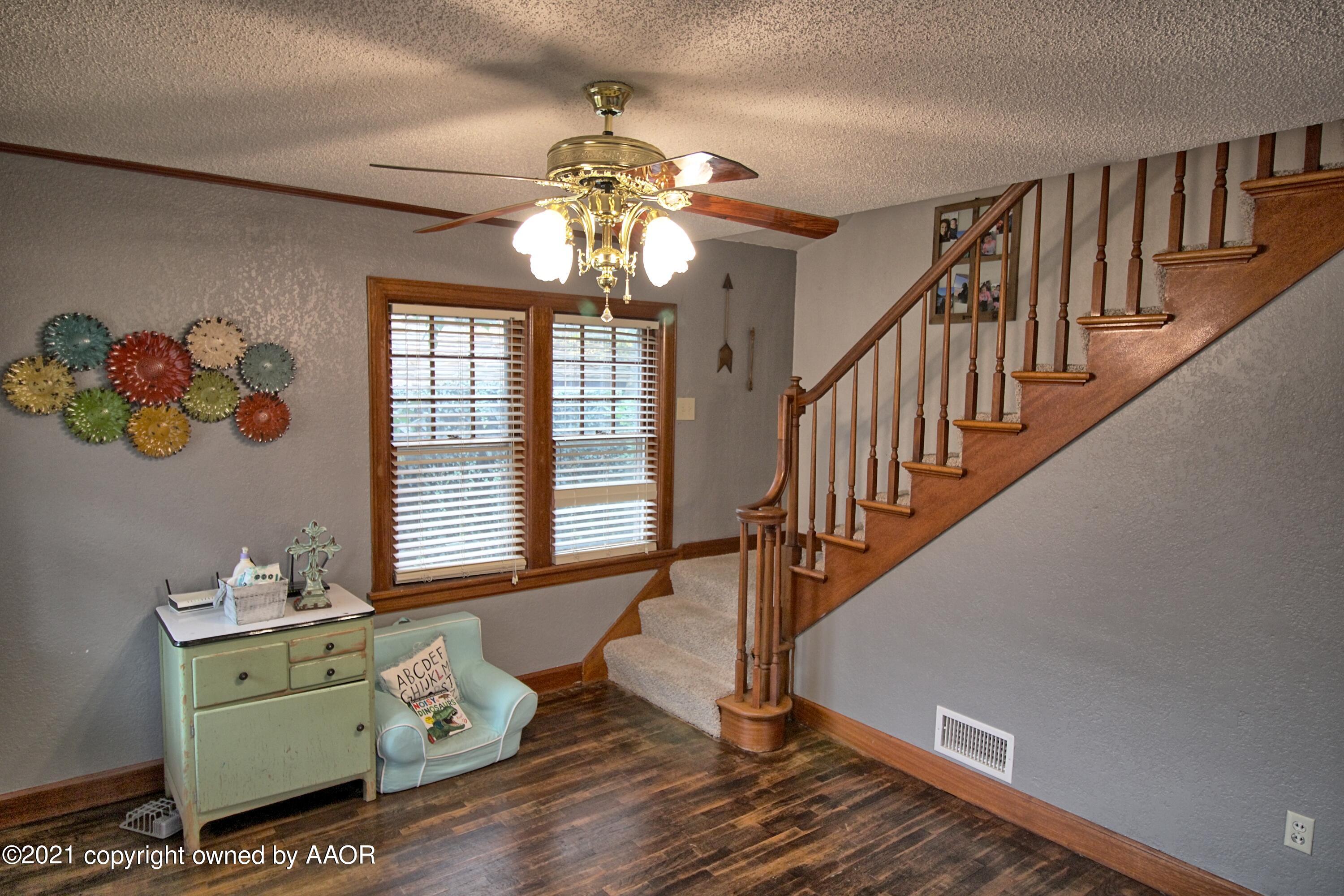 402 South Colgate Street Perryton, TX 79070 - Photo 5 of 24 402 stairway