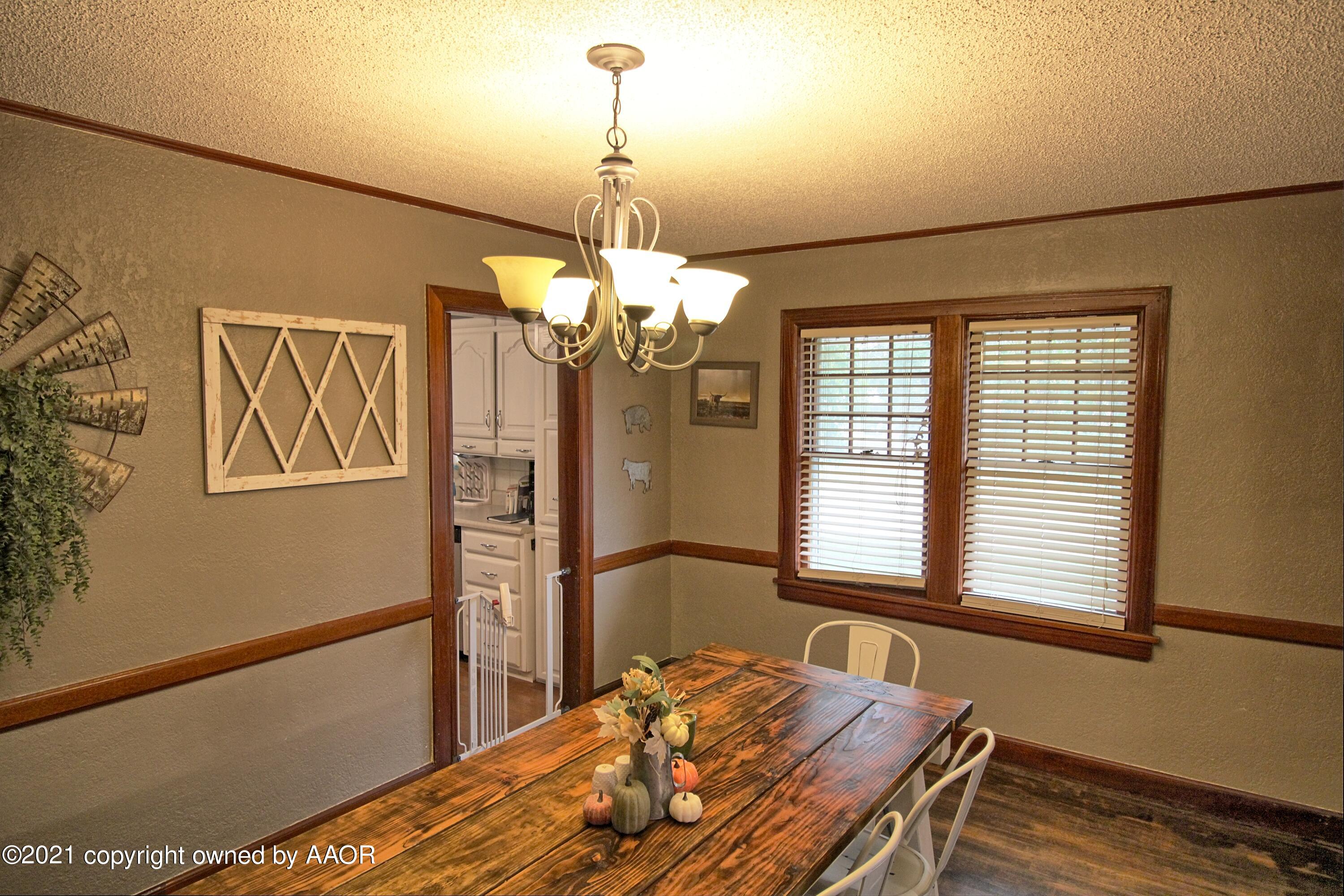 402 South Colgate Street Perryton, TX 79070 - Photo 6 of 24 402 dining
