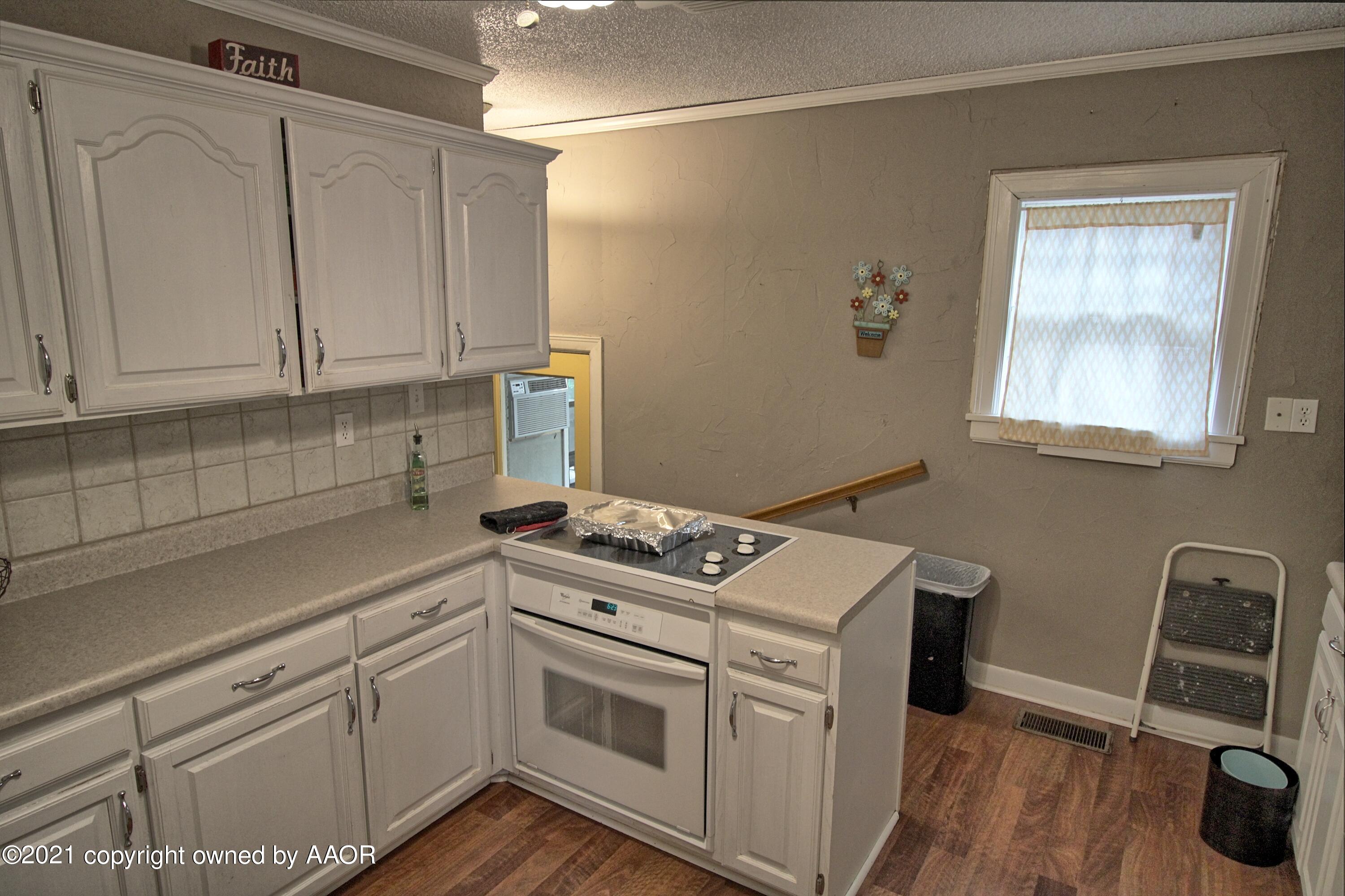 402 South Colgate Street Perryton, TX 79070 - Photo 8 of 24 402 kitchen