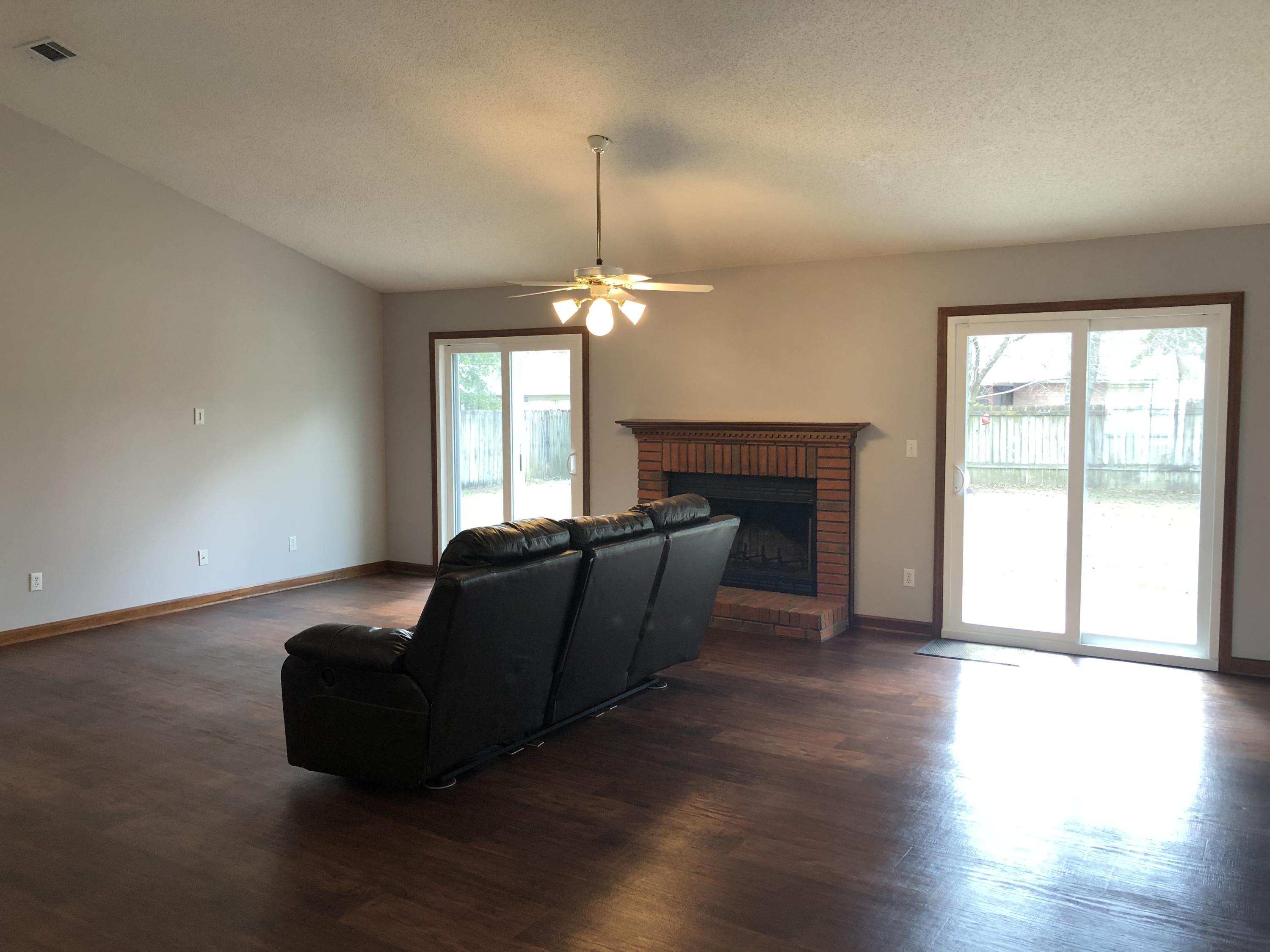 8 Holly Road Crestview, FL 32539 - Photo 6 of 22 Living Room