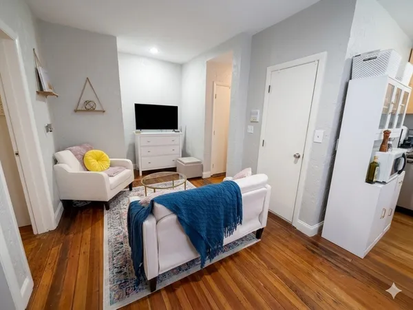 $3,600 | 35 Charter Street, Unit 2, Boston, MA 02113