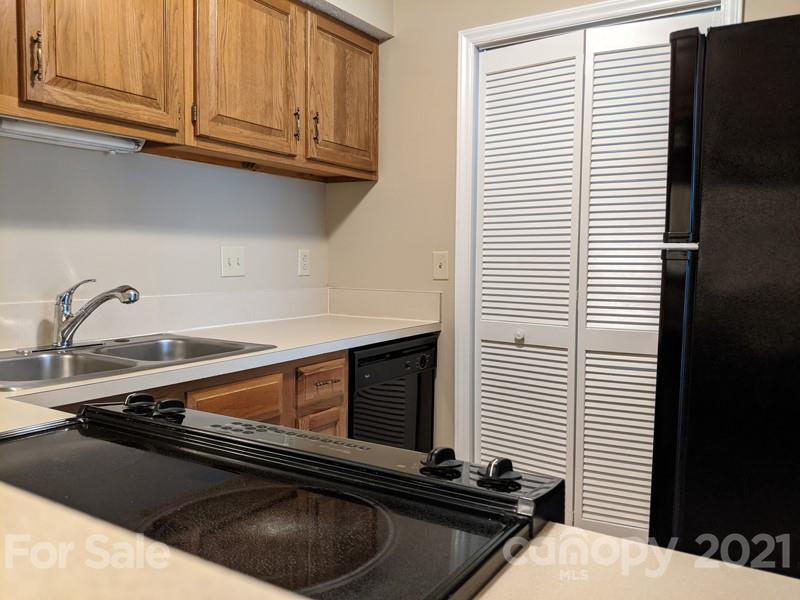 1608 Sharon Road West, Unit 48 Charlotte, NC 28210 - Photo 7 of 15 a kitchen with a stove and a microwave
