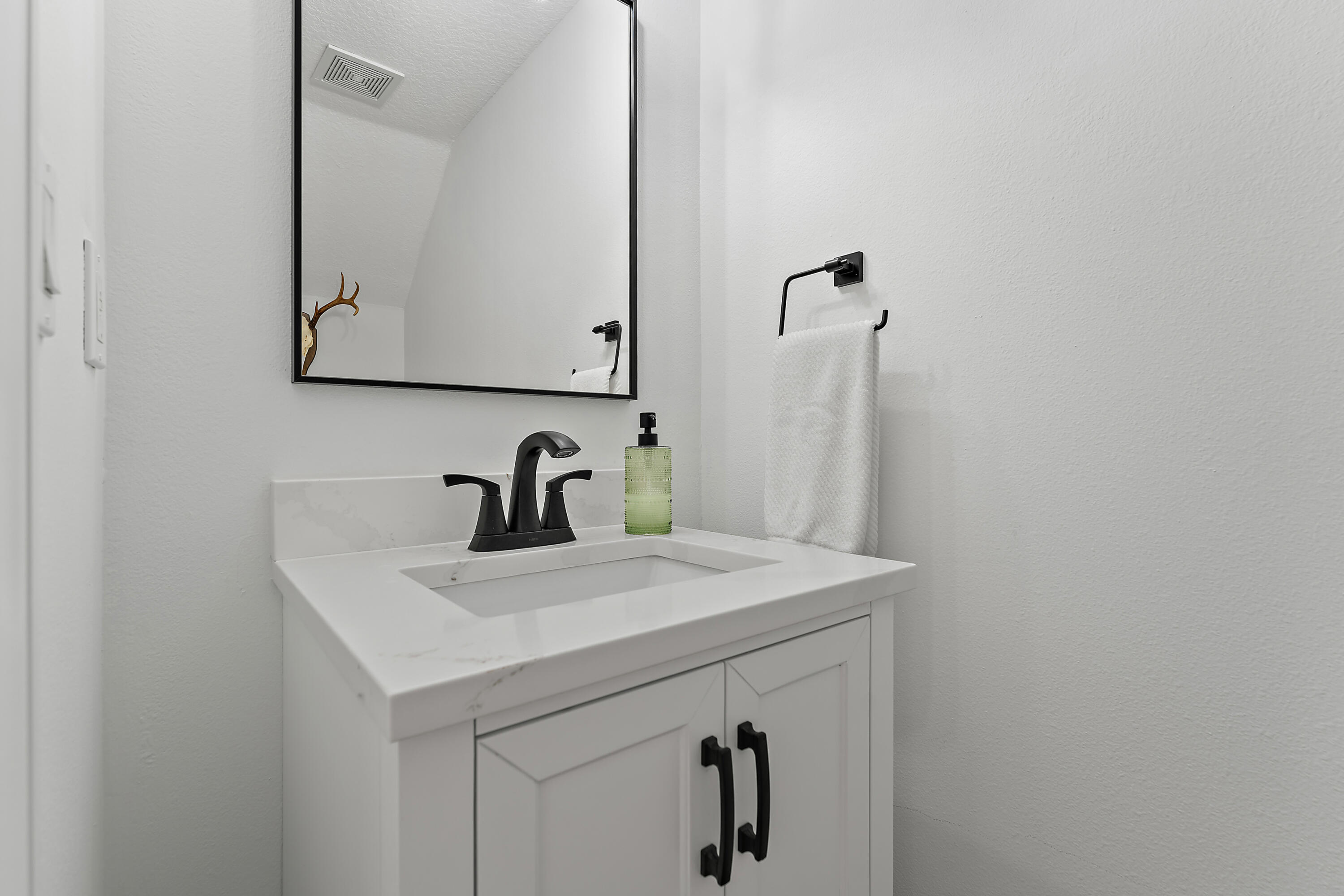 5338 Southeast Mitchell Lane Stuart, FL 34997 - Photo 8 of 18 016-5338SEMitchellLn-Stuart-FULL