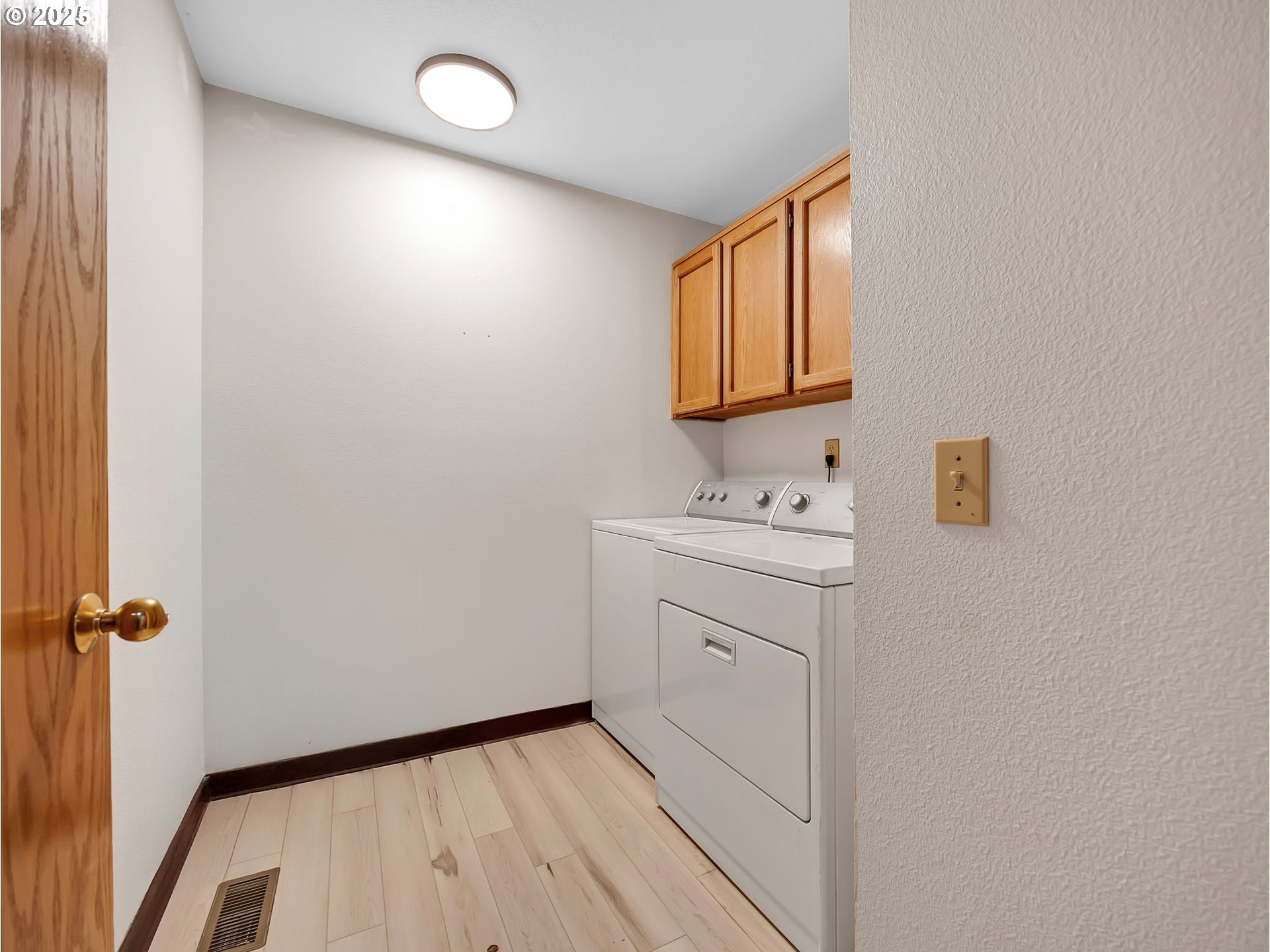 2568 Southwest Orchard Court Gresham, OR 97080 - Photo 17 of 46 a bathroom with a sink vanity and a mirror