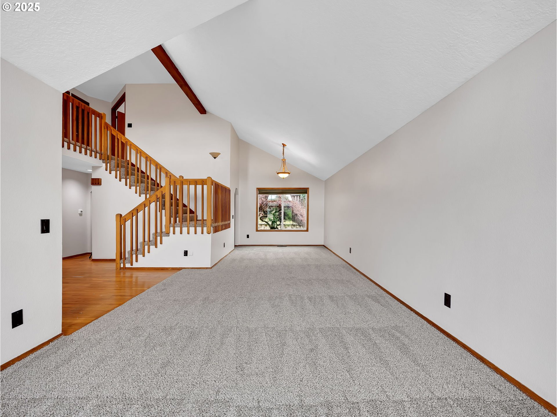 2568 Southwest Orchard Court Gresham, OR 97080 - Photo 5 of 46 a view of entryway and hall