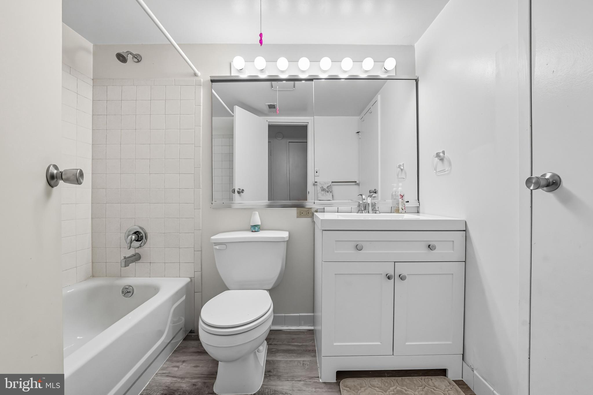 1505 Painters Crossing, Unit 1505 Chadds Ford, PA 19317 - Photo 20 of 32 Hall bath