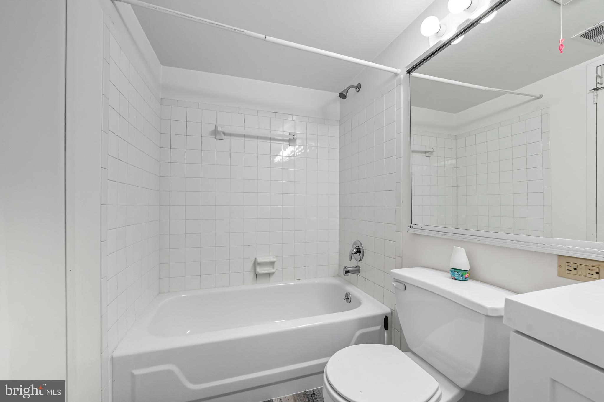 1505 Painters Crossing, Unit 1505 Chadds Ford, PA 19317 - Photo 21 of 32 Hall bath