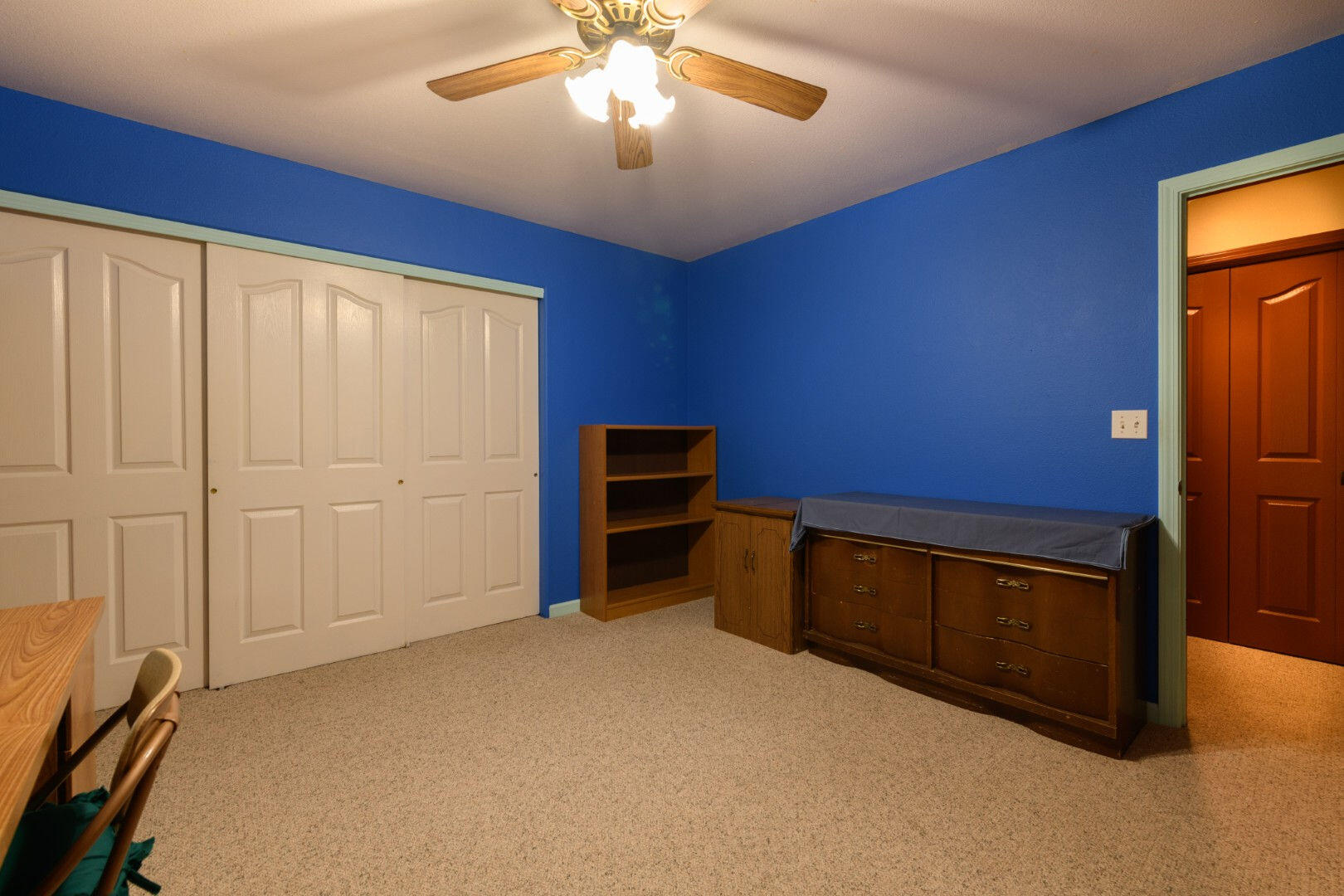 36088 Deer Flat Road Shingletown, CA 96088 - Photo 13 of 21 a livingroom with a workspace