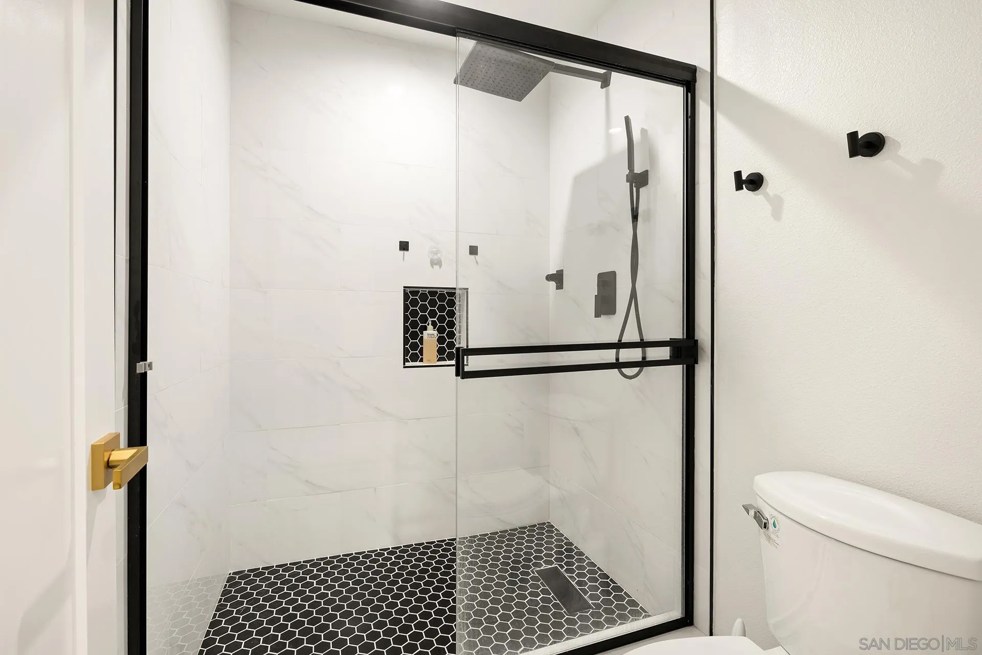 2121 Scott Road, Unit 105 Burbank, CA 91504 - Photo 12 of 21 Gallery Image 12