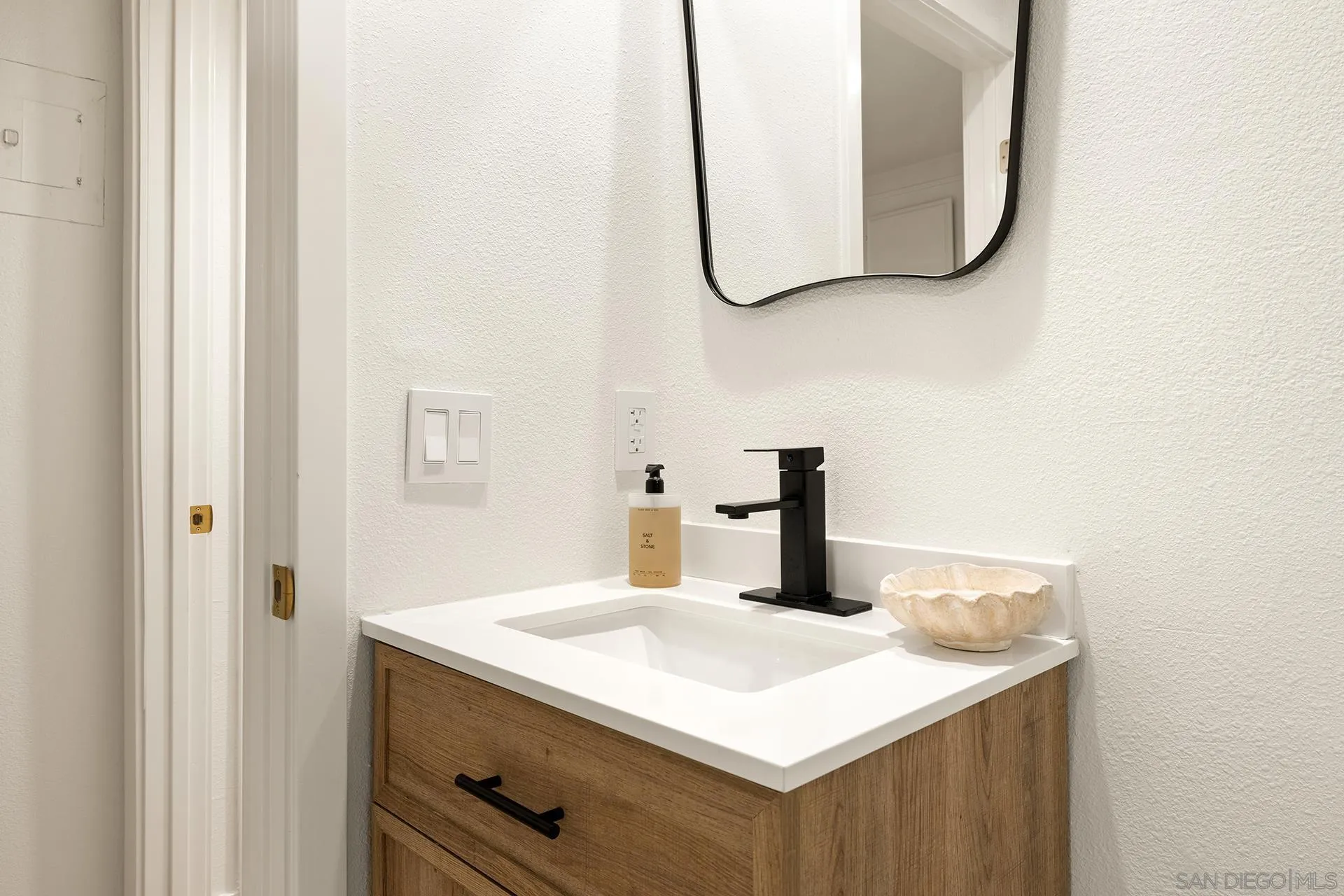 2121 Scott Road, Unit 105 Burbank, CA 91504 - Photo 15 of 21 Gallery Image 15