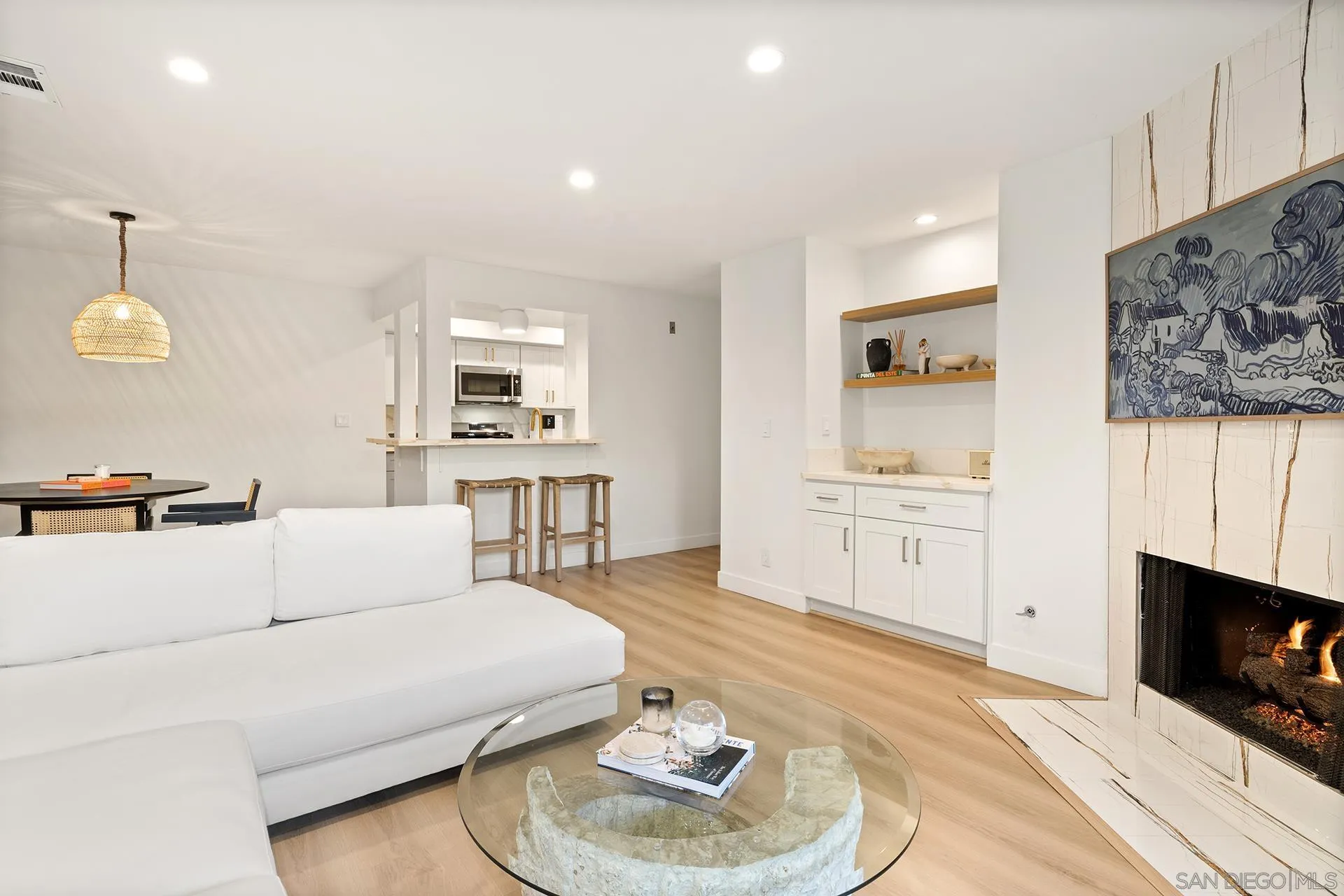 2121 Scott Road, Unit 105 Burbank, CA 91504 - Photo 4 of 21 Gallery Image 4