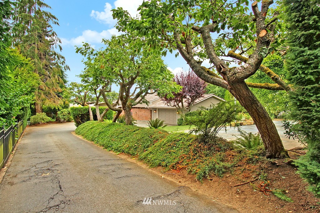 7921 Talbot Road Edmonds, WA 98026 - Photo 3 of 23