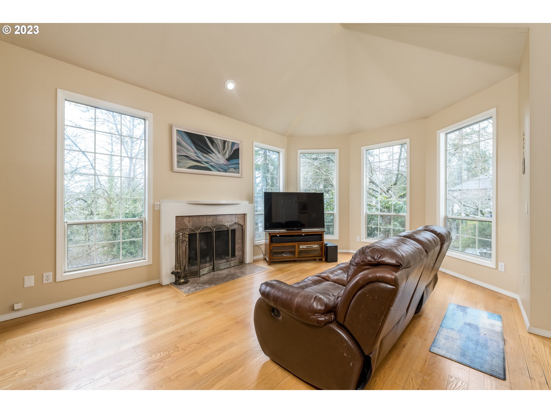 4111 Southwest Comus Street Portland, OR 97219 - Photo 9 of 32 Gallery Image 9