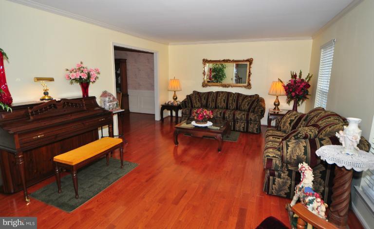 127 Minor Road Sterling, VA 20165 - Photo 3 of 16 Living Room