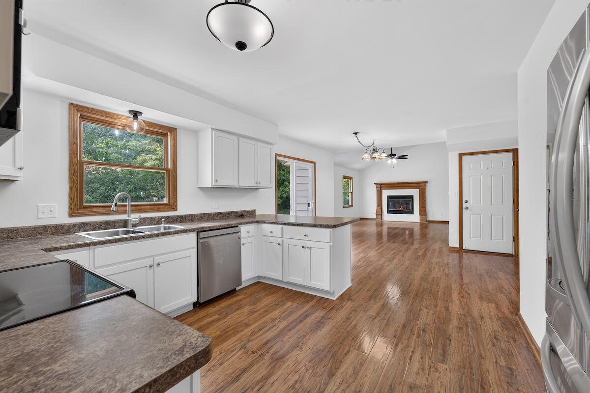 5417 Sandhill Road Caledonia, WI 53402 - Photo 6 of 29 Kitchen