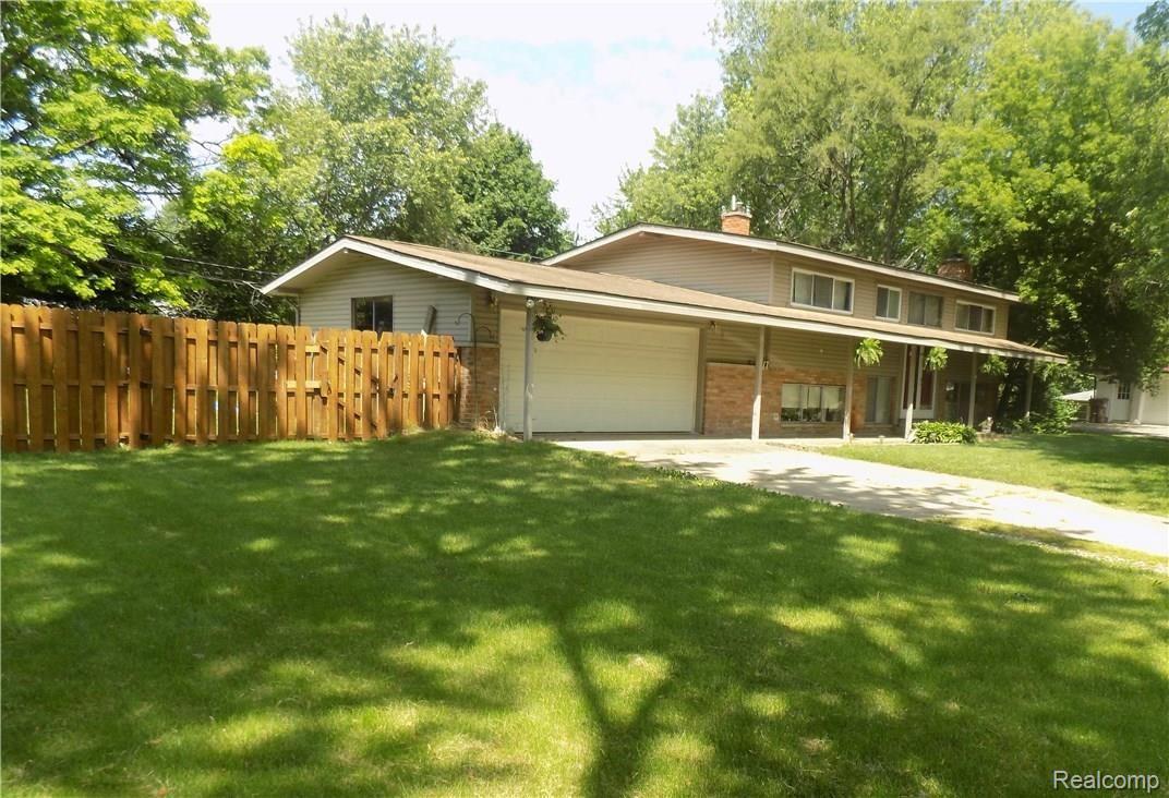 1817 Middle Trail Road Walled Lake, MI 48390 - Photo 3 of 28 DSCN0059.jpg
