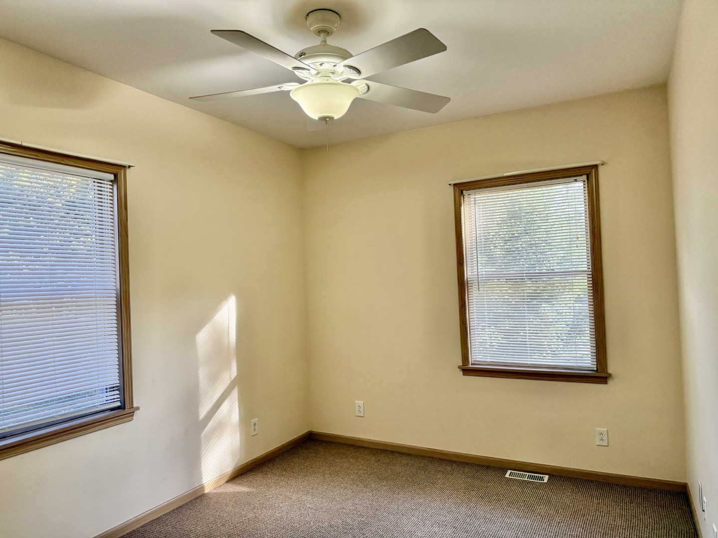 422 Chartres Street LaSalle, IL 61301 - Photo 18 of 21 an empty room with a window