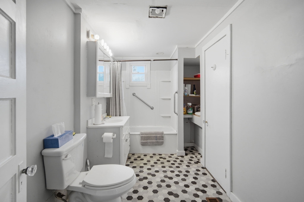 340 Oak Street Springfield, MA 01151 - Photo 24 of 41