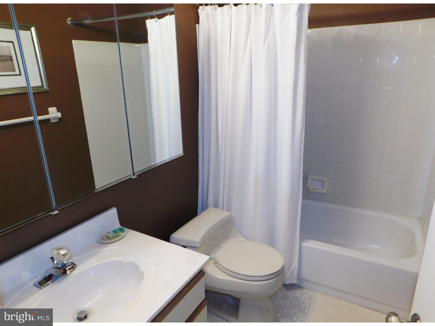 102 County Line Road Philadelphia, PA 19116 - Photo 17 of 25 Bathroom